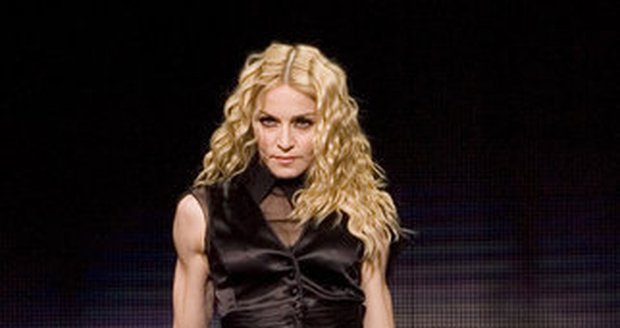 Madonna ráda posiluje - se svaly to už ale dost přehání