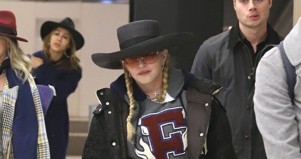 Madonna na letišti v New Yorku působila notně zanedbaně...