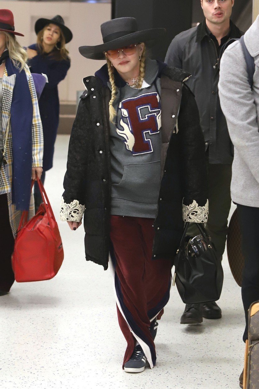Madonna na letišti v New Yorku působila notně zanedbaně...