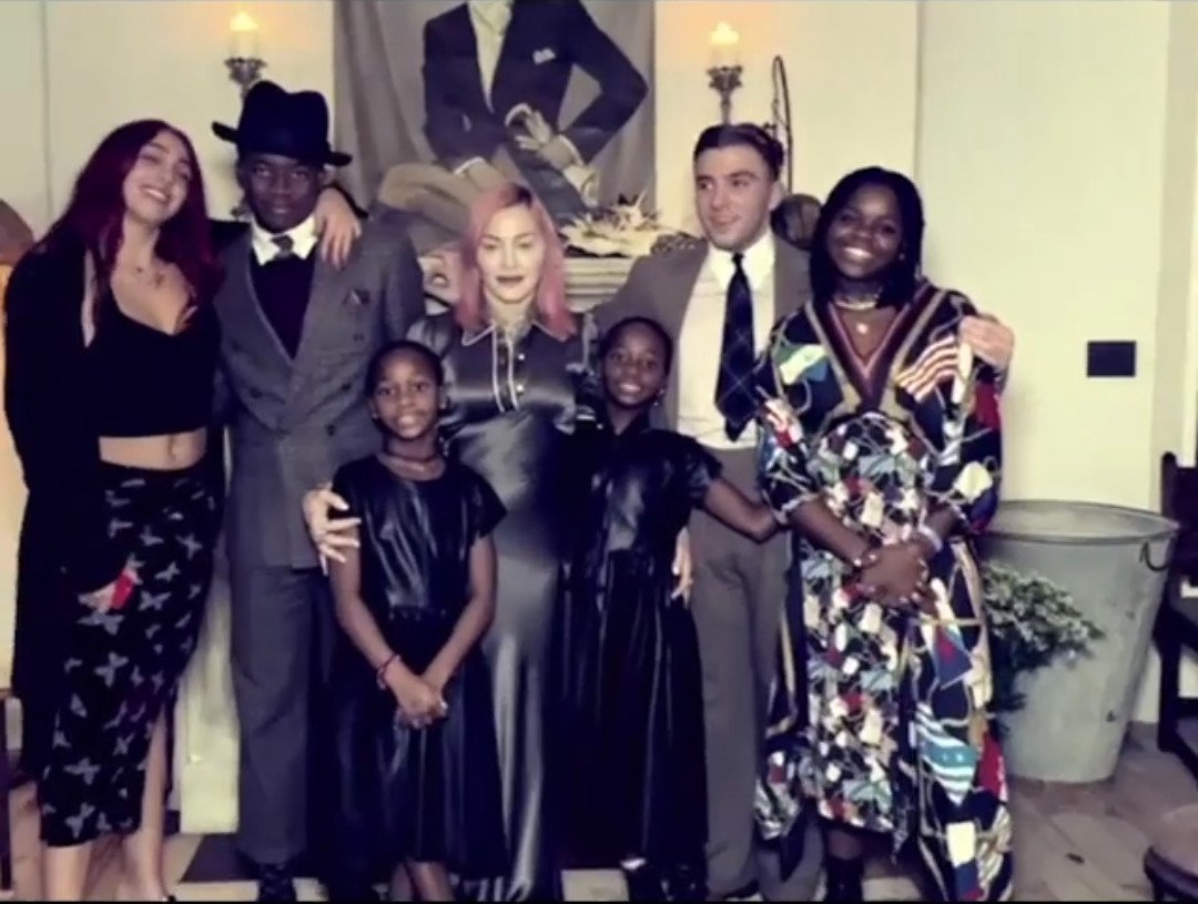 Zleva Lourdes, David, Esther, Madonna, Stella Mwale, Rocco Ritchie a Mercy.