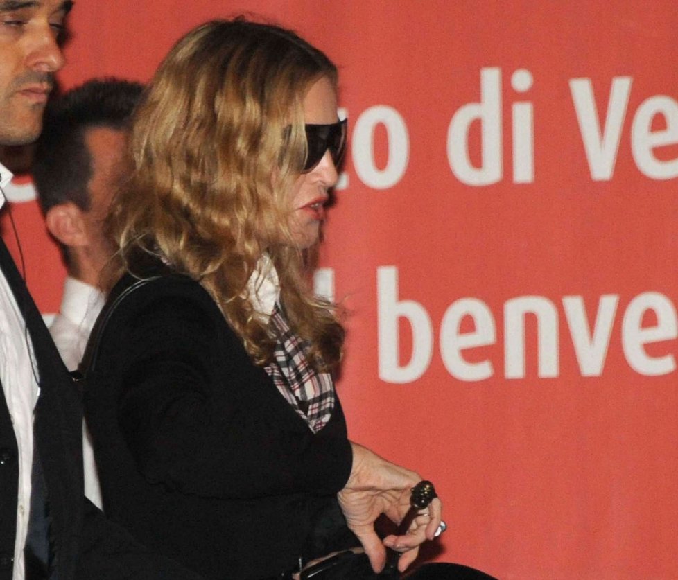 Madonna se kryla za černými brýlemi