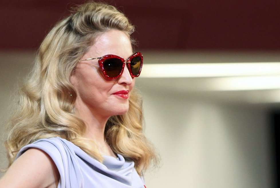 Madonna si jako doplněk vzala červené brýle