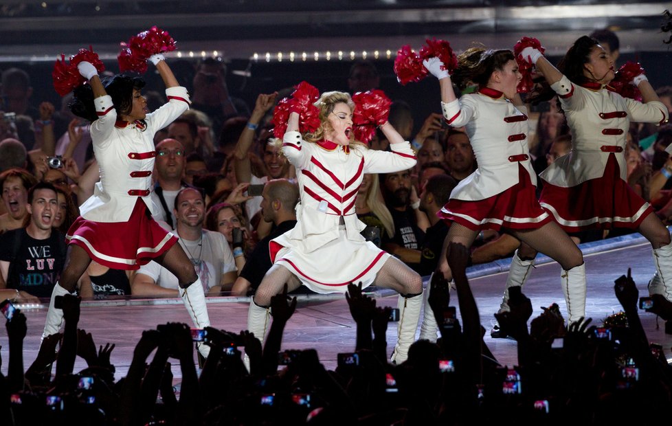 Madonna tančí během celého koncertu