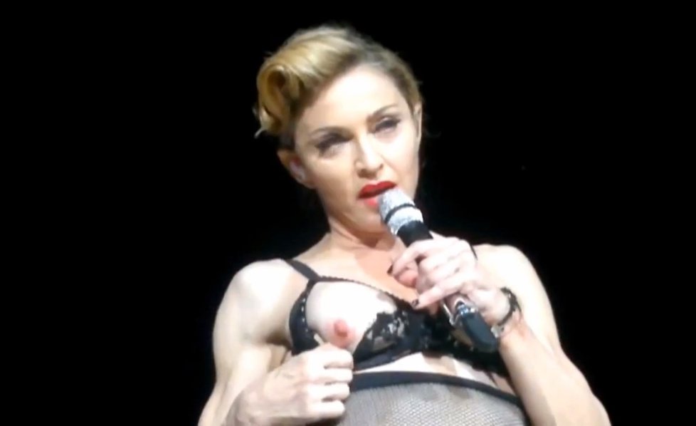 Takhle se Madonna odvázala v Turecku, horkokrevným fanouškům dokonce ukázala bradavku