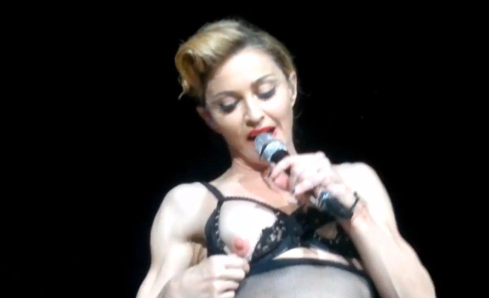 Madonna na svých koncertech dokáže opravdu šokovat. Na koncertě v Turecku fanouškům ukázala bradavku.