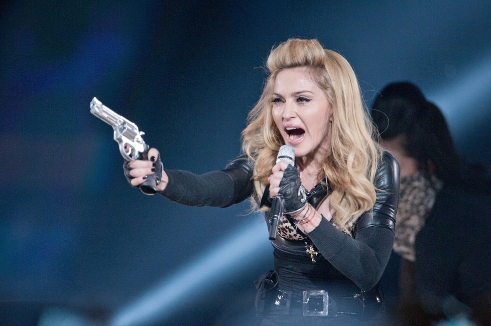 Na koncertní šňůře, který se jmenuje MDNA Madonna naznačuje, že střílí do publika