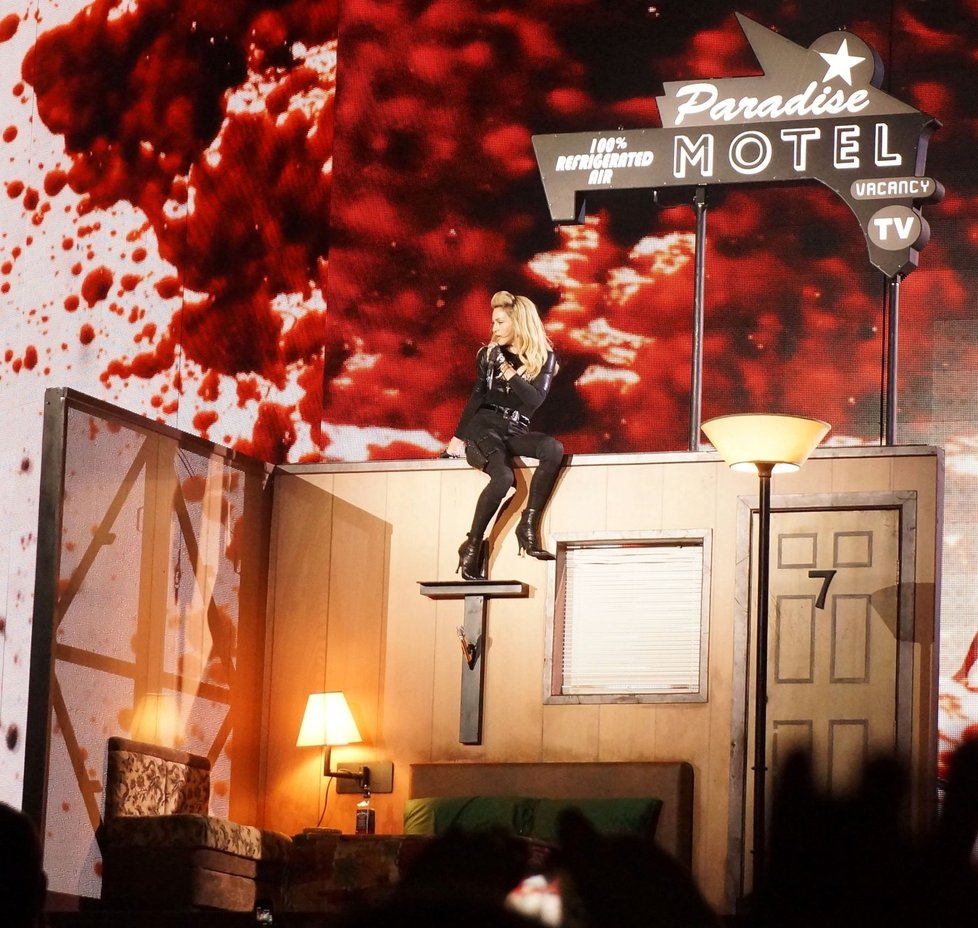 Koncerty Madonny jsou někdy opravdu zvláštní. V Turecku zvolila krvavé pozadí