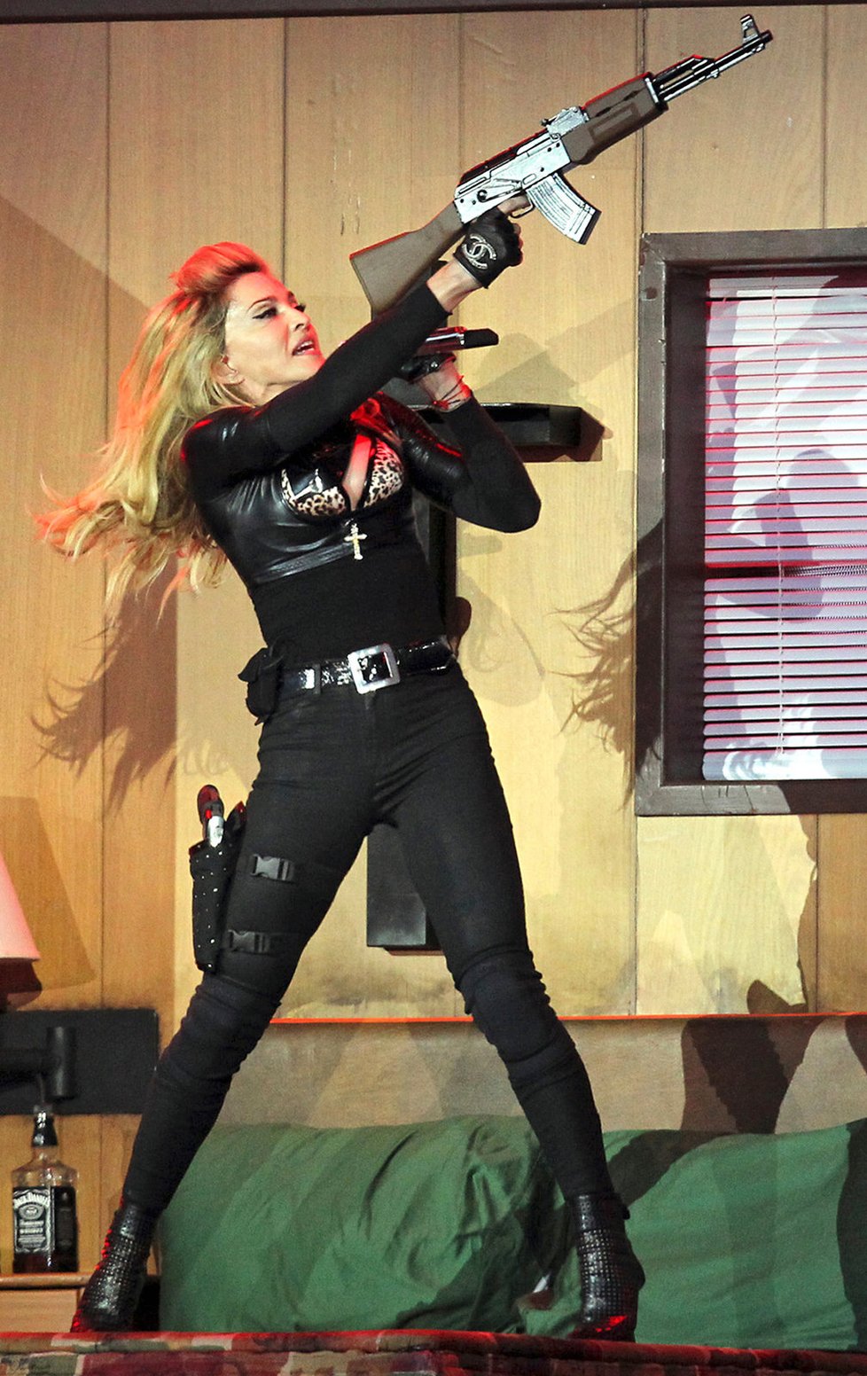 Madonna se odmítá vzdát makety samopalu, i když je část světa stále v šoku z masakru v Denveru.