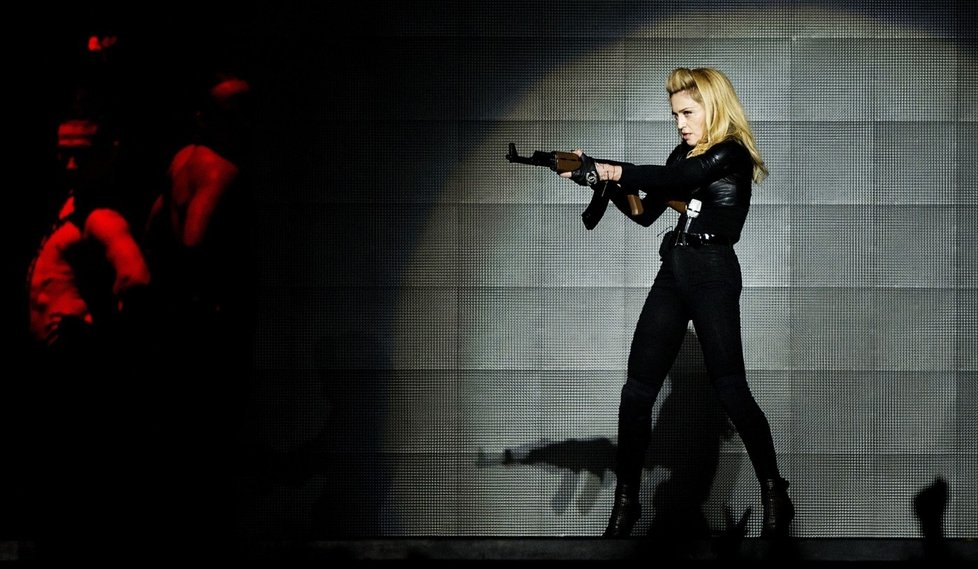 Madonna nemá příliš úcty k mrtvým. Po masakru v Denveru, kdy šílenec postřílel 15 lidí  a desítky dalších zranil  Madonna na koncertě naznačovala střelbu ze samopalu