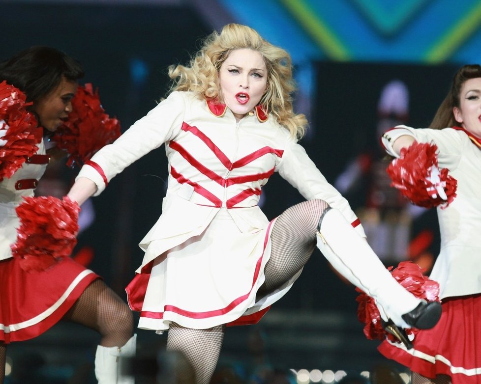 Madonna se ukázala i v kostýmu roztleskávačky, některé pohyby ale byly dost netradiční..Madonna to prostě umí roztočin