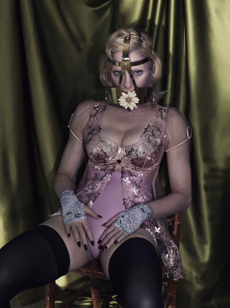 Madonna provokuje nejen maskou ve stylu Hannibala Lectera.