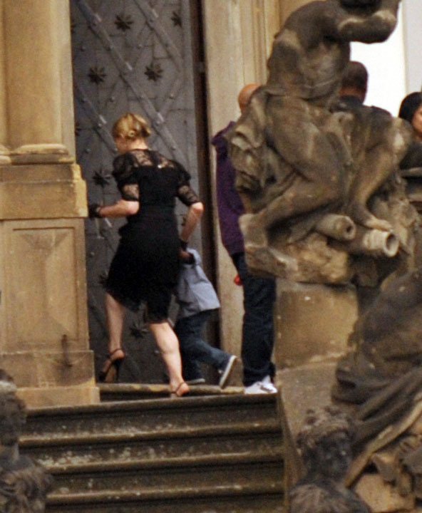 Madonna vyrazila do Prahy oslavit narozeiny syna Rocca.