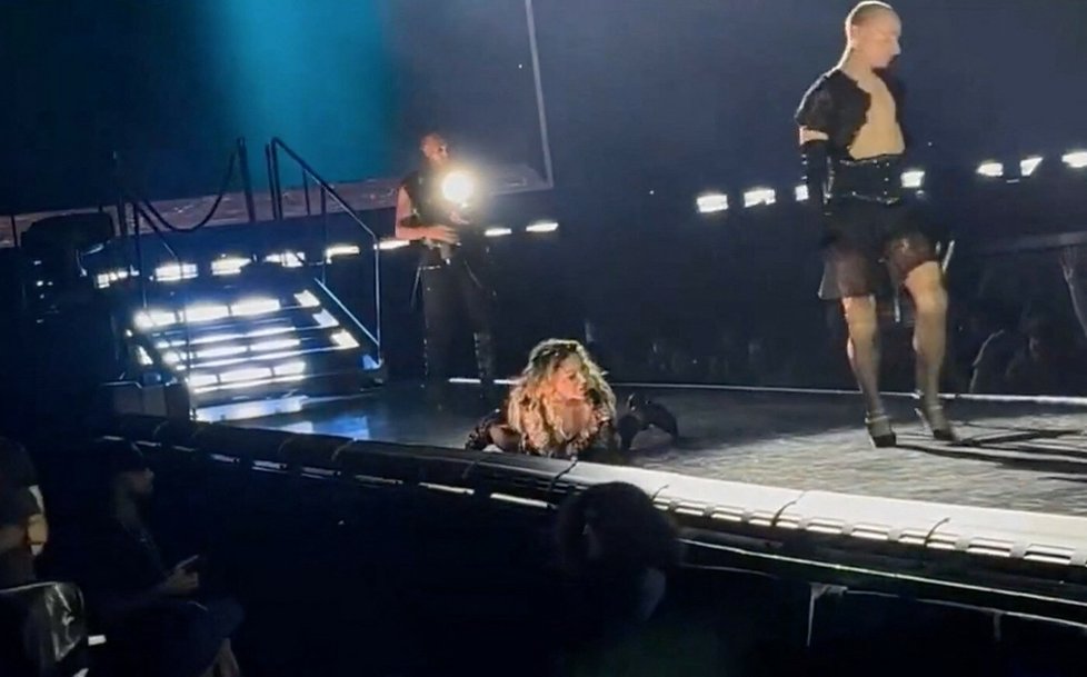 Madonna se přímo při koncertu komicky zřítila. Jejího tanečníka zradily lodičky.