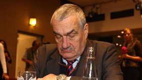 Kníže Karel Schwarzenberg je pověstný tím, že usíná na jakékoliv akci