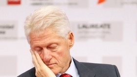 Clinton byl vyčerpaný kvůli časovému posunu