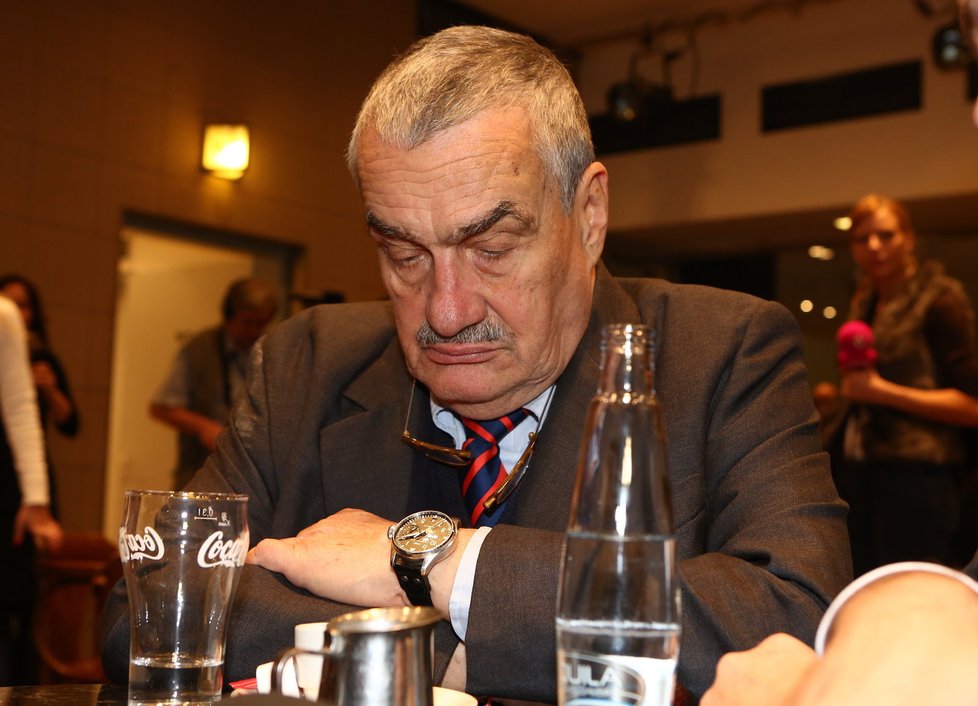 Kníže Karel Schwarzenberg je pověstný tím, že usíná na jakékoliv akci