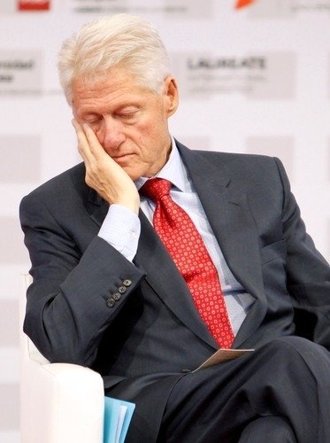 Clinton byl vyčerpaný kvůli časovému posunu