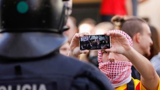 Madrid zvažuje zásah v Katalánsku. Protesty sílí, vyvrcholit mají v pátek v Barceloně