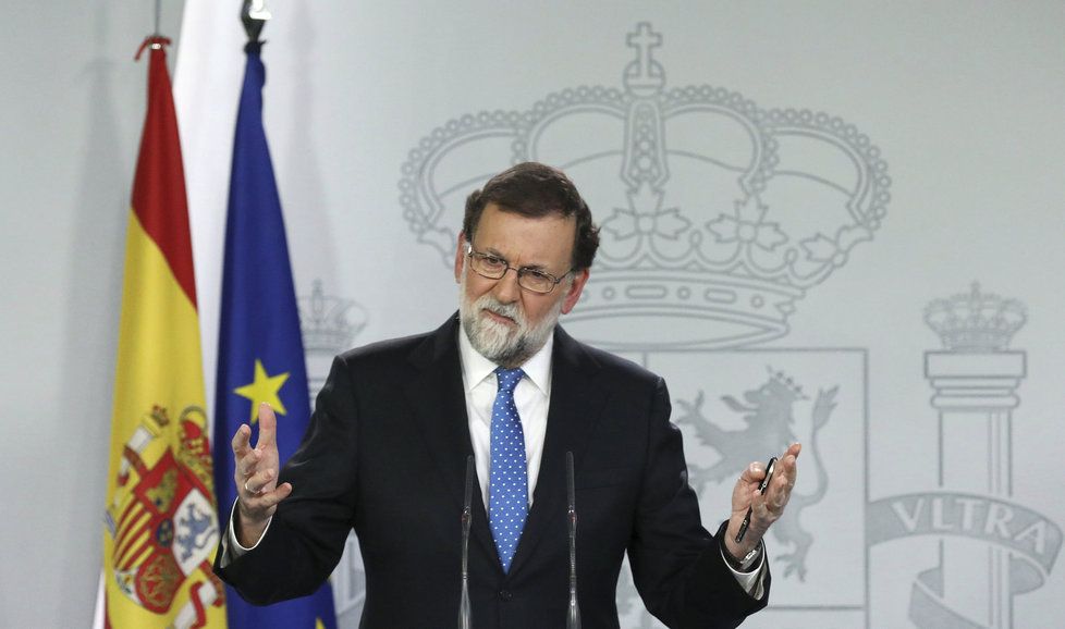 Tisková konference v Madridu, na které španělský premiér Mariano Rajoy vyzval Katalánce k dialogu.