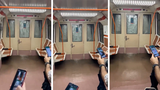 Šokující scéna v metru: Voda při prudké bouřce začala plnit vagon! Přes střechu se valil vodopád