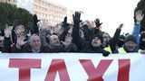 Zapálené popelnice, blokáda: Tisíce taxikářů v Madridu vyjelo do ulic