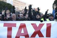 Zapálené popelnice, blokáda: Tisíce taxikářů v Madridu vyjelo do ulic