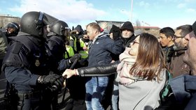 Madridští taxikáři blokují vstup na veletrh. Protestují proti připravovaným změnám taxislužeb.