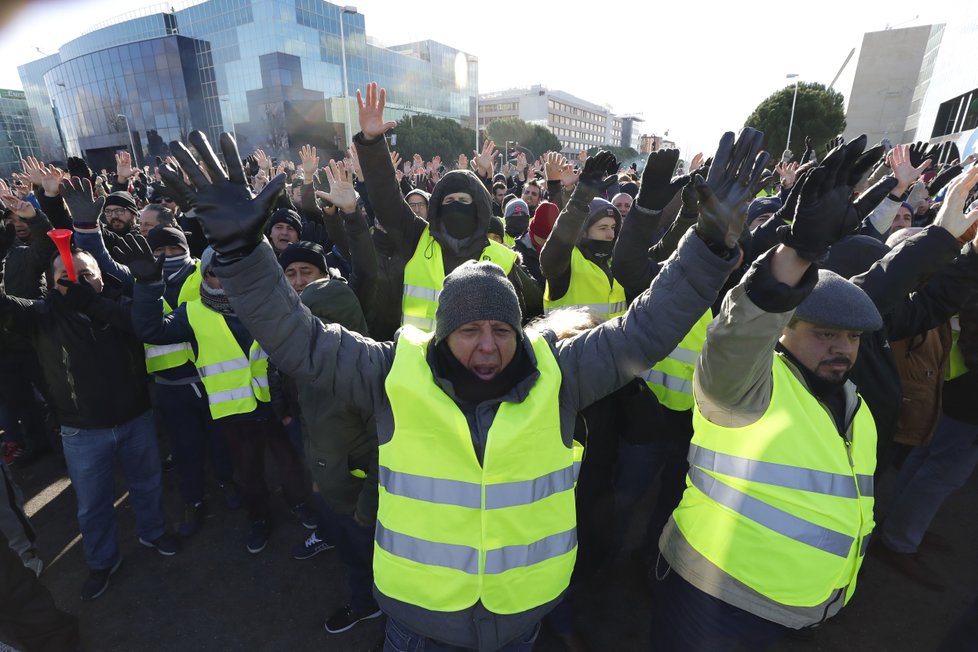 Madridští taxikáři blokují vstup na veletrh. Protestují proti připravovaným změnám taxislužeb.