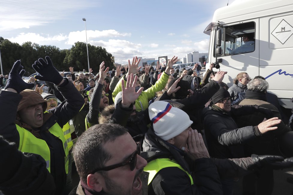 Madridští taxikáři blokují vstup na veletrh. Protestují proti připravovaným změnám taxislužeb.