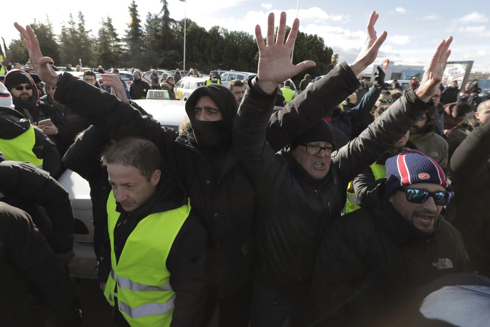 Madridští taxikáři blokují vstup na veletrh. Protestují proti připravovaným změnám taxislužeb.