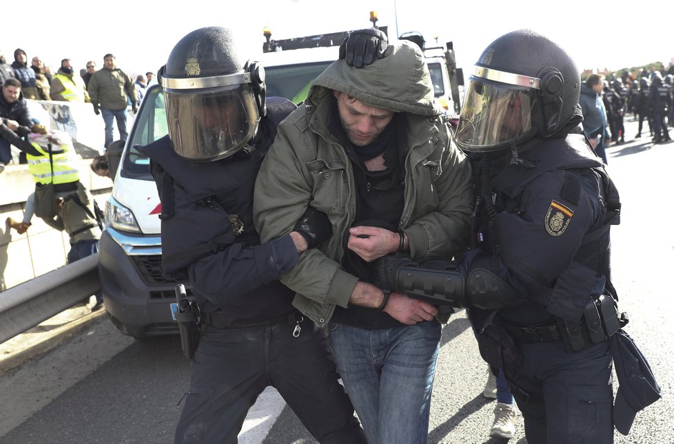 Madridští taxikáři blokují vstup na veletrh. Protestují proti připravovaným změnám taxislužeb.