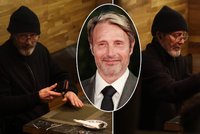 »Hannibal« Mikkelsen ve víru noční Prahy! A cigárko pro bezdomovce
