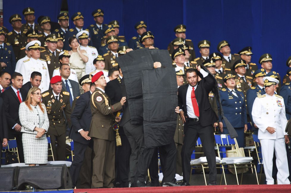 Na venezuelského prezidenta byl údajně spáchaný atentát. Viní z něj prezidenta sousední Kolumbie, místní vláda to však odmítá.