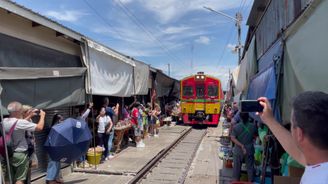 Ostře sledované vlaky v Thajsku: Fascinující trh Maeklong je na kolejích a od vlaku vás dělí centimetry 