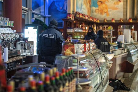 V Itálii, Německu, Belgii a Nizozemsku proběhla obrovská razie proti kalábrijské mafii &#39;Ndrangheta, která působí i v Česku a na Slovensku. Na snímku zátah na restauraci v německém městě Duisburg, (5.12.2018).