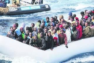 Mafiánům vadí, že mezi migranty, kteří na »jejich« ostrov přicházejí, jsou i kriminální živly...