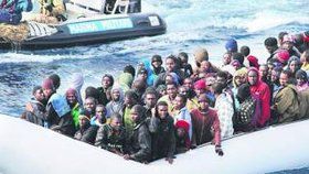 Lodě mezi Itálií a Libyí za jediný den zachránily přes 4 tisíce migrantů.