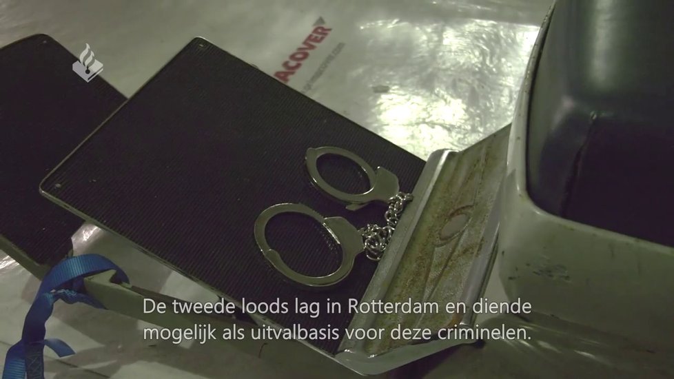 Zubařské křeslo, pouta, kleště i obří nůžky: Policisté objevili mučírnu místní mafie!