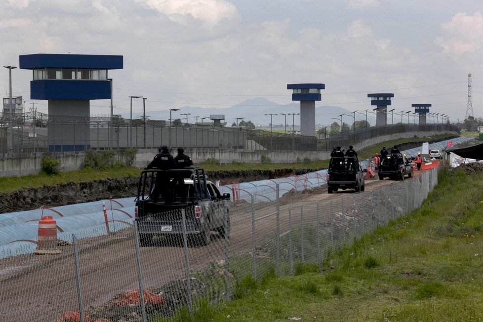 Narkobarona Guzmána hledá 10 tisíc policistů a 48 policejních psů.