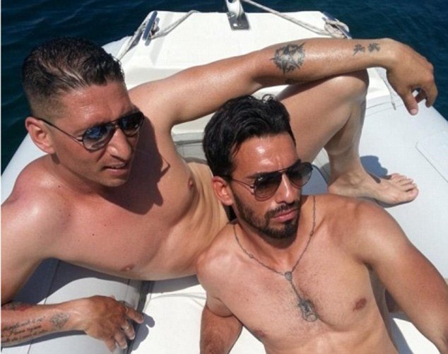 Mafiánský boss Domenico Palazzotto (vpravo) na jachtě se svým kamarádem