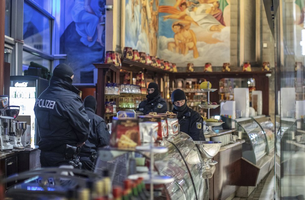V Itálii, Německu, Belgii a Nizozemsku proběhla obrovská razie proti kalábrijské mafii &#39;Ndrangheta, která působí i v Česku a na Slovensku. Na snímku zátah na restauraci v německém městě Duisburg, (5.12.2018).