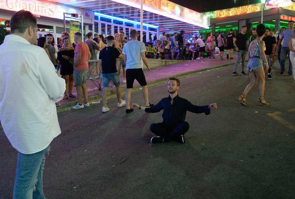 Britové vzali Mallorcu útokem. Jezdí sem za levným alkoholem i večírky.