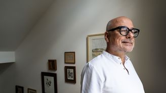 Slunce může živit zemědělce i nabíjet auta, říká muž, který dělá z polí sluneční laboratoře Slunce může živit zemědělce i nabíjet auta, říká muž, který dělá z polí sluneční laboratoře