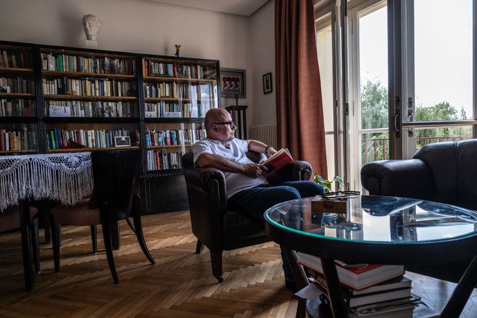 Kdykoli mu to čas a byznys dovolí, vyráží Aleš Spáčil do Řecka. Nemíří ale do turistických letovisek. Jezdí na obyčejná místa, která pak zachycuje ve svých obrazech. Kdykoli mu to čas a byznys dovolí, vyráží Aleš Spáčil do Řecka. Nemíří ale do turistických letovisek. Jezdí na obyčejná místa, která pak zachycuje ve svých obrazech.