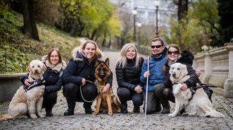 Deset dobrých skutků: Potmě se nestárne. Nevidomí pomáhají seniorům trávit čas