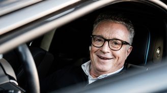 Šofér číslo 1 v Rolls-Roycu školil Čechy, jak obkroužit O2 arenu. Myslete o krok napřed, říká Šofér číslo 1 v Rolls-Roycu školil Čechy, jak obkroužit O2 arenu. Myslete o krok napřed, říká