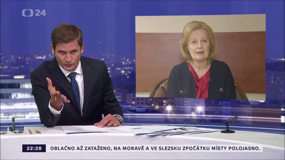 Moderátor Lukáš Dolanský a Magda Vášáryová při emotivním vystoupení o uprchlících v České televizi