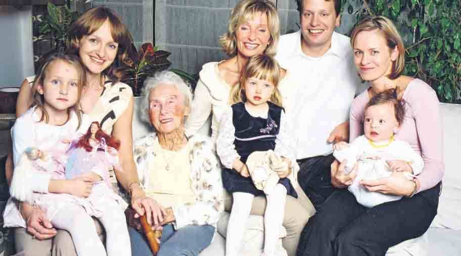 Ještě s babičkou... Maminka Magdaleny Dietlov zemřela v 99 letech a ještě zažila, jak se rodina rozrůstá o pravnoučata. Dnes už jsou na světě čtyři.