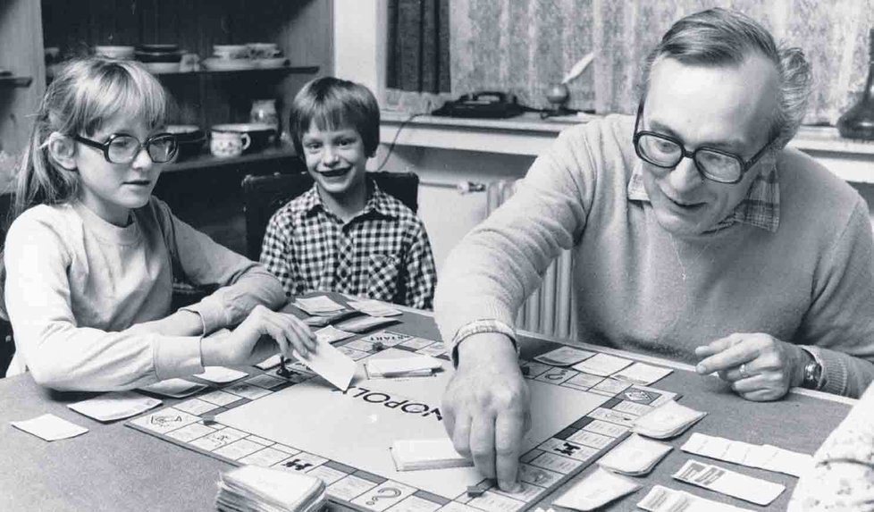 Vášnivý hráč - Jaroslav Dietl hrál všechny hry s vášní a pokaždé chtěl vyhrát. Doma tak hrál šachy, kostky i monopoly. Ty prý musel pašovat z Němcka, protože u nás byly považovány za kapitalistickou hru.