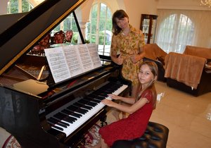 Magdalénka nejprve naslouchala hraní své starší sestry Elišky (12), nyní ji u klavíru vystřídala.